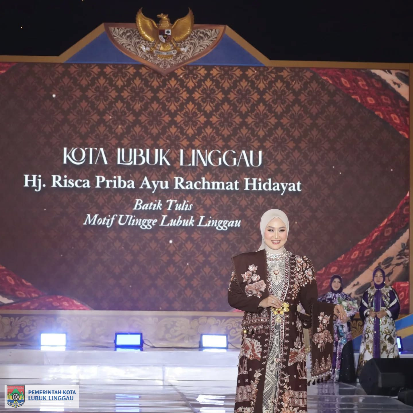 Ketua TP PKK Lubuk Linggau Hj Risca Priba Ayu, tampil menawan di ajang fashion show Dekranasda