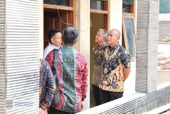 Wali Kota Lubuk Linggau, H Rachmat Hidayat meninjau mess mahasiswa yang berada di Yogyakarta
