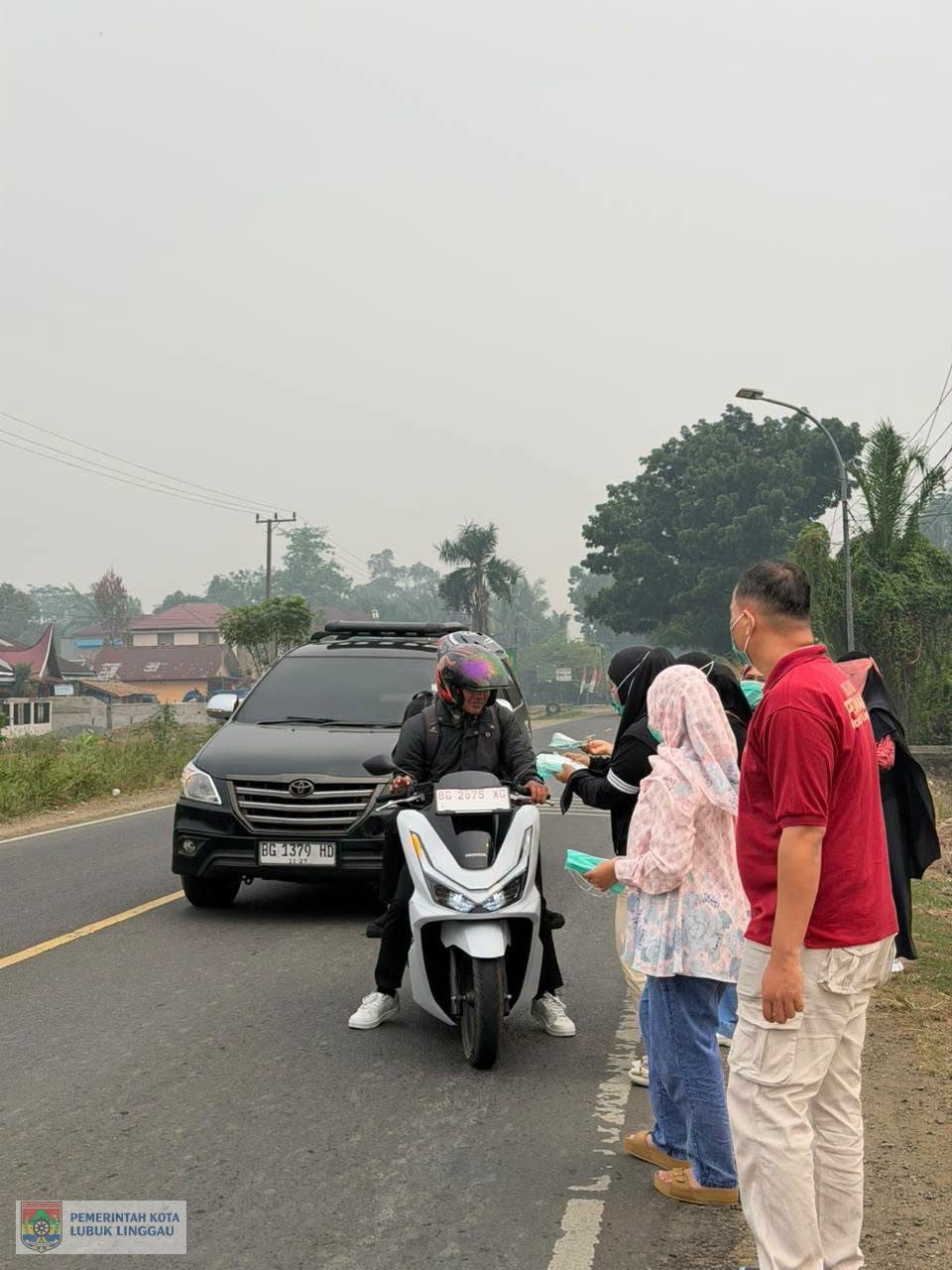Jajaran Dinkes Bagikan Masker Gratis kepada Masyarakat LUBUK LINGGAU